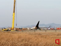 [르포] 부랴부랴 왔는데, 속이 타들어간다…혼란의 무안공항 1층 대합실