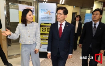 [포토] 중장년계속고용 현장간담회 참석하는 김문수 장관