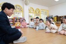 최윤홍 부산시교육감 권한대행, 신학기 준비사항 점검 유치원 현장방문