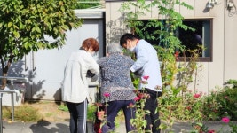 100살까지 집에 살려면…건강 나쁘면 누구나 의료·돌봄 받아야[내 집을 시니어하우스로]