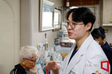 의사양반, 돈 낼 테니 집에 또 오면 좋것는디[내 집을 시니어하우스로]