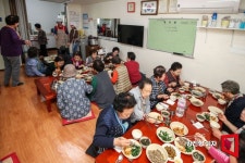 주5일 밥 주는 경로당, 30명 한 끼 예산 7만원 빠듯[내 집을 시니어하우스로]