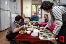 주5일 밥 주는 경로당, 30명 한 끼 예산 7만원 빠듯[내 집을 시니어하우스로]