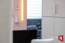 동네에 있는데도 대기 200번째래요…그림의 떡 집 앞 요양원[내 집을 시니어하우스로]