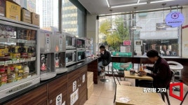 아이스크림 꺼내다 깜짝 놀라고…아메리카노 보고 안도 하는 편의점