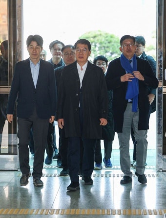 민주, '계란 투척 사건' 경찰청 항의방문…경찰 “헌재 앞 차벽 쓸 것