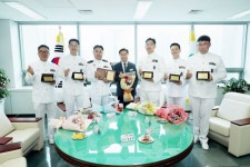 재능기부는 사랑입니다 … 창원 진해구청, 해군에 유공시민표창 수여