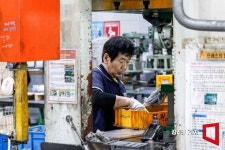 60세 넘어도 월급 안 깎고 정규직…4050 채용 어려우니 71세 큰형님도 소중[정년연장, 선택의 시간]