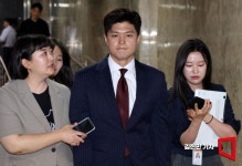 [포토] 의원총회 향하는 김용태