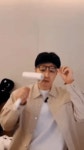 한동훈, 라이브방송서 얼굴에 돌돌이…고양이 집사 공감 vs 기괴하다 분분