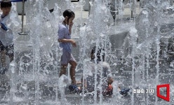 [포토] 분수대에서 즐기는 물놀이