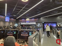 강남역 접근성에 1층 개방감까지…넥슨 첫 PC방 메이플 아지트