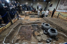 무덤 밑에 또 무덤… 1600년 숨은 신라 장수 찾았다