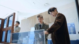 창문에 붙이면 전기생산…빌딩숲이 거대 태양광 발전소된다