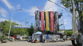 떠나지 못한 구룡마을…카네이션 대신 쥐어진 소송장