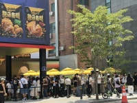 [르포]콜라까지 3000원~15000원 치느님 오픈런…냉동실 탈출하더니 인기 만발