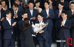 [포토] 꽃다발 받는 김민석 총리