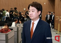 [포토] 이준석, 개혁신당 대표직 사퇴…지선 패배·쇄신 부진 책임