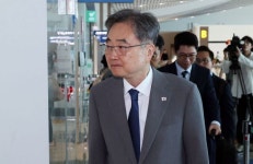 조현, 네팔 전격방문…외교장관 회담, 실종자 가족 면담
