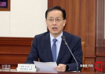 [포토] 첫 비상경제회의 겸 경제관계장관회의 주재한 이형일 부총리