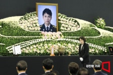 [포토] 김진석 소방위 영결식 참석한 추미애 경기도지사
