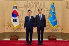 李대통령, 김지용 중수청장에 임명장…