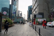 발길 뚝 끊긴 강남…매장도, 소비자도 곡소리