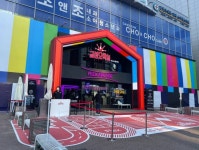 [현장+]LG 올레드 플렉스로 즐기는 이색 체험공간…금성오락실 가보니