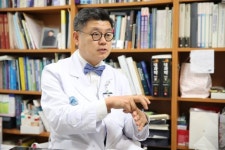 환자 20분 진료...소통하는 내시경 수술 명의