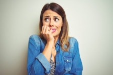 자꾸 손이 얼굴로…불안한 사람 알아보는 요령