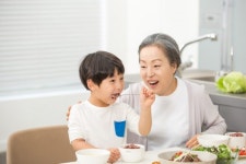 (주)이모던 | 손주 웃으면 할머니도 웃는 이유 "뇌 싱크로율 때문"