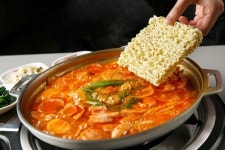 냉동 부대찌개세트에 라면사리 포함 가능해진다