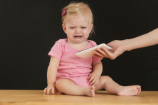 아이 달랜다고 자꾸 스마트폰 보여줬더니...