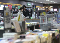 차라리 쓰고 말지 병원 편의점서 마스크 써야 할까?