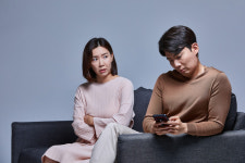 여자는 무뚝뚝한 남자 좋아한다고?