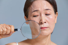 세수부터 잘해야… 50대 이후 더 좋은 피부 갖는 비결들