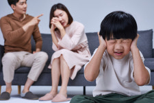 자녀 인생 망가뜨리는 부정적 경험 10가지