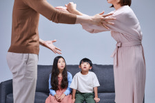 가정폭력이 자녀와 배우자에게 미치는 영향은?