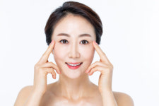 갑자기 젊어 보이네?…중년에 동안이라면 이런 시술 때문?