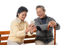 만날 사람 없어지는데...노인들 채팅하면 인지기능 향상된다
