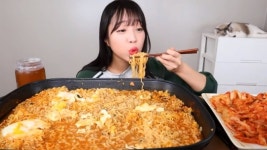 쯔양 “앞니 가짜, 미용 목적 아냐”…28세 먹방 유튜버에 무슨 일?