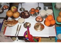 “굿도 보고 떡도 먹고”