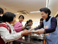 김윤옥 여사, 방학중 점심 급식 봉사활동