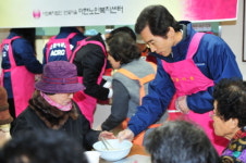 권익위, 아현노인복지센터 무료급식 및 성금 전달