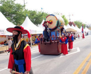 “춘향이 게 안에 있느냐~”