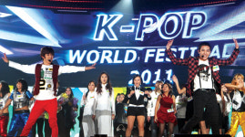 물 건너온 K팝 팬들, 성지에서 끼를 쏟다