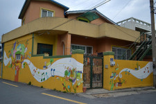 담장벽화 덕분에 인적 드문 시골마을에 관광객 ‘부쩍’