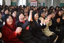 담임교사 호명에 ‘까르르’…엄마들의 설레는 입학식