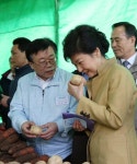 마트 찾은 박 대통령이 장바구니에 담은 것은