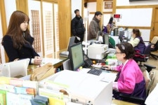 한복 갖춰입은 공무원들…종로구 간부회의 진풍경